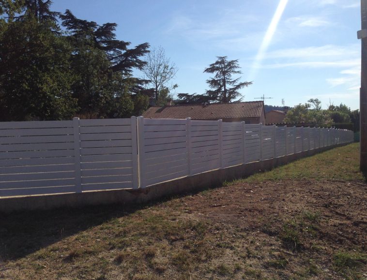 Réalisation d'une clôture PVC - modèle ACHILLE 010 ( = 1 cm d'espacement inter lames) à Aouste-sur-sye