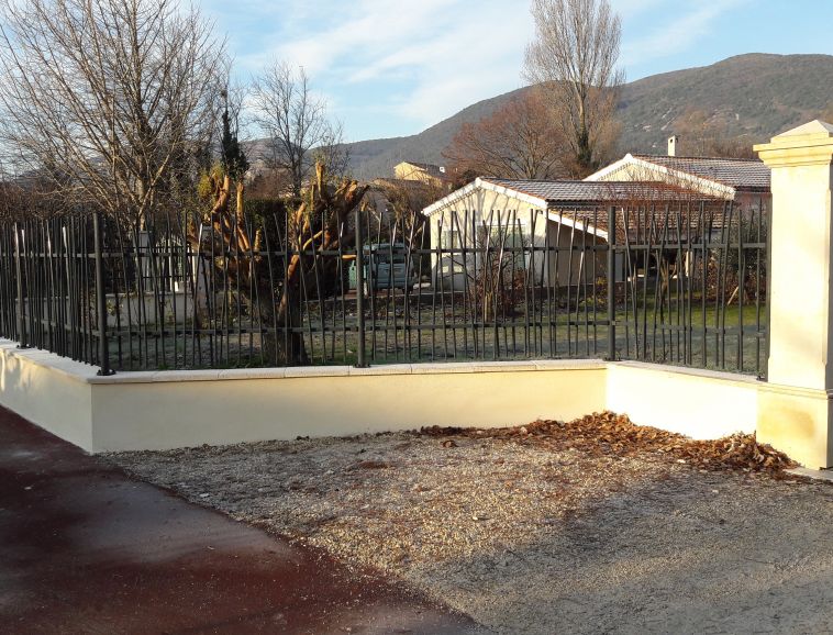 Clôture barreaudée - pose sur platines sur un muret - maison individuelle - Ardèche (07)