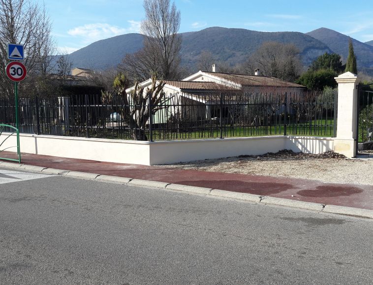 Clôture décorative en barreaudage pour la protection d'une maison de particuliers en Ardèche