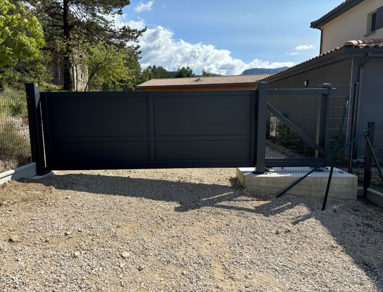PORTAIL AUTOPORTANT Aouste sur Sye.JPG