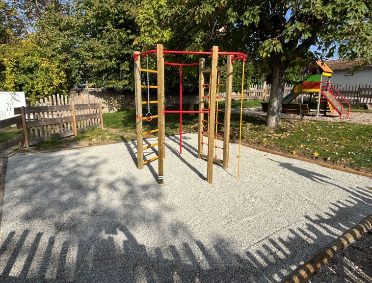 STRUCTURE DE JEUX Beaufort sur Gervanne.JPG