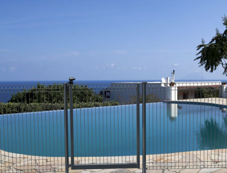 CLOTURE PISCINE GRISE AVEC PORTILLON.jpg