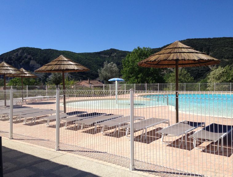 Pose d'une cloture piscine au camping Les rives d'ardeche.JPG