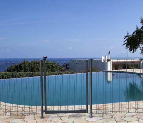 CLOTURE-PISCINE-GRISE-AVEC-PORTILLON